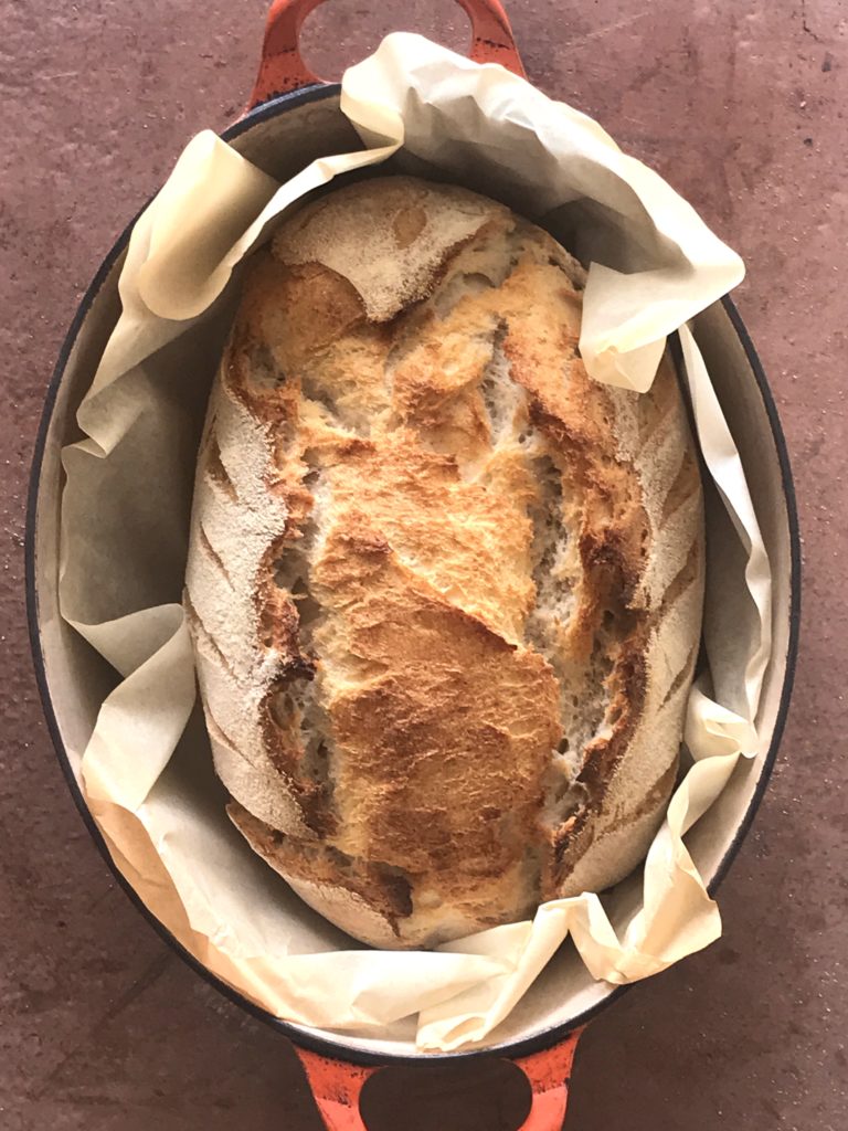 Cucina con la pentola per pane
